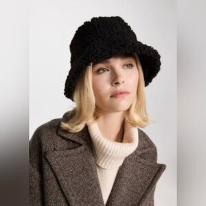 Lack of color black teddy bucket hat